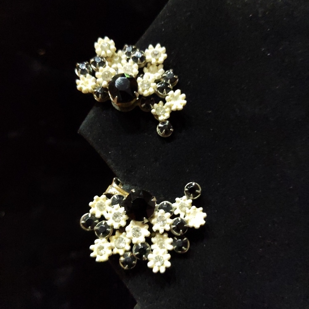 True Vintage Black & White Clip-on Earrings